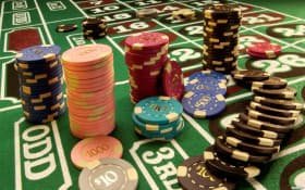 Tampilan antarmuka aplikasi olahraga dan casino di ponsel pengguna
